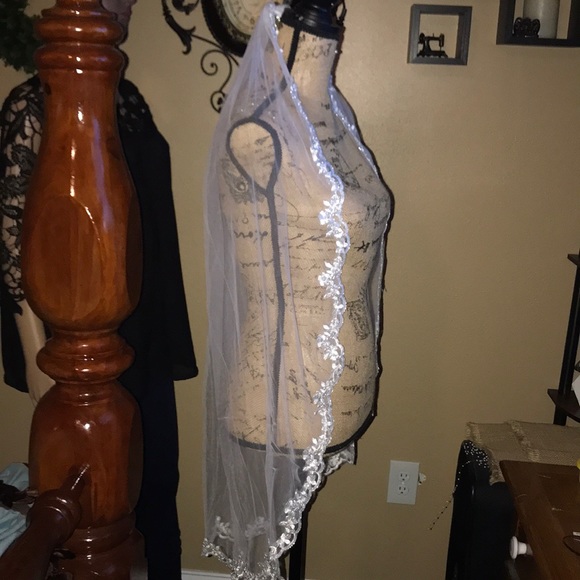New Beautiful fingertip lace edged veil main image 4